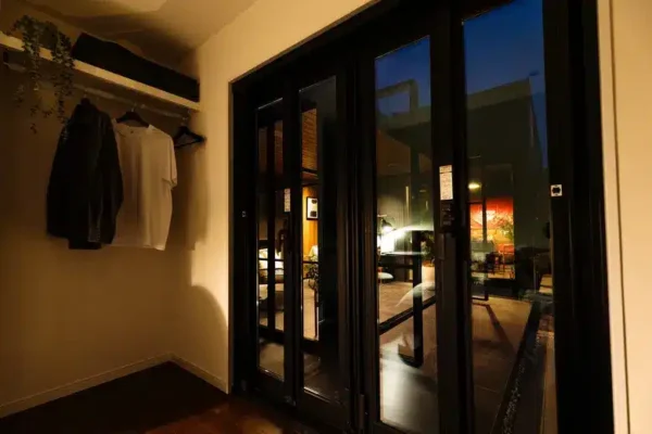 室内から見た夜のPACO