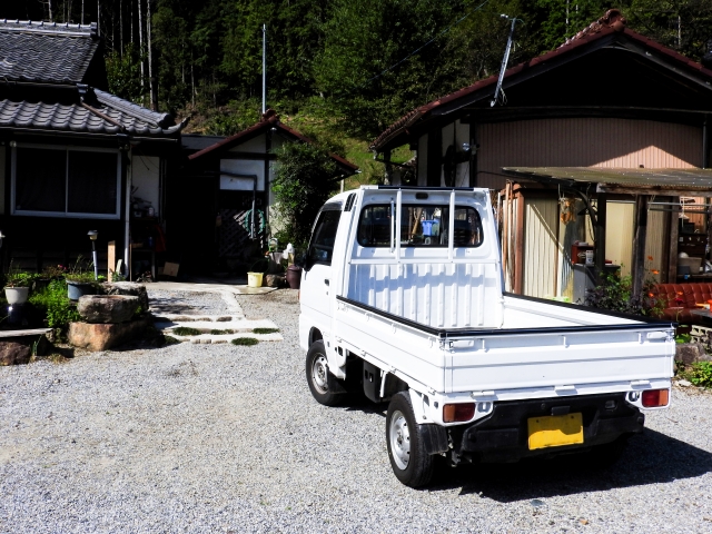 庭と砂利と軽トラック