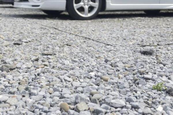 砂利の駐車場